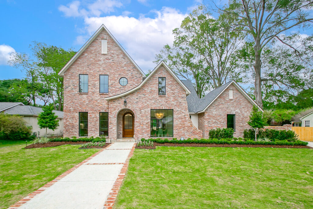 Custom home exterior built by Nelson Custom Builders in Baton Rouge