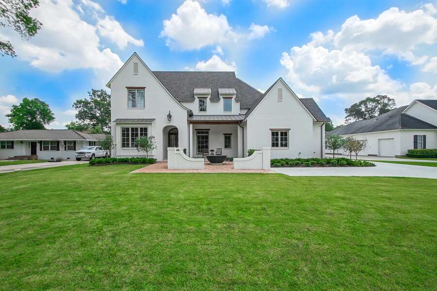 Joliet custom home with circular paver courtyard